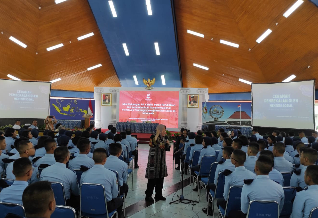 Mensos RI, Tri Rismaharini Beri Motivasi Siswa SMA Taruna Nusantara Magelang