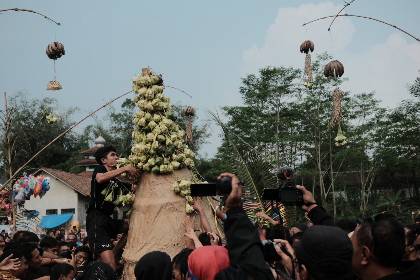 Kemeriahan Grebeg Kupat Berisi Uang di Dusun Dawung Mertoyudan