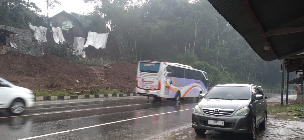  Pasca Longsor Pringsurat, Arus Lalu Lintas Magelang-Semarang Kembali Lancar