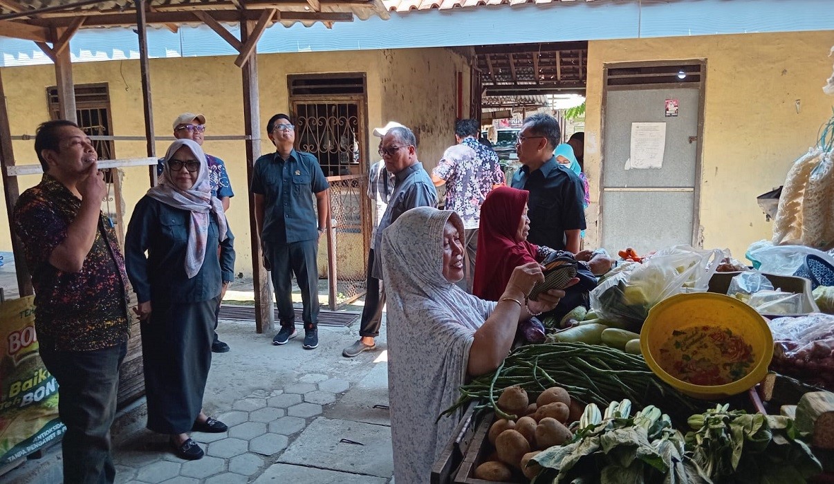 Pedagang Curhat ke DPRD! Lantai Becek dan Atap Bocor Jadi Keluhan di Pasar Mejasem