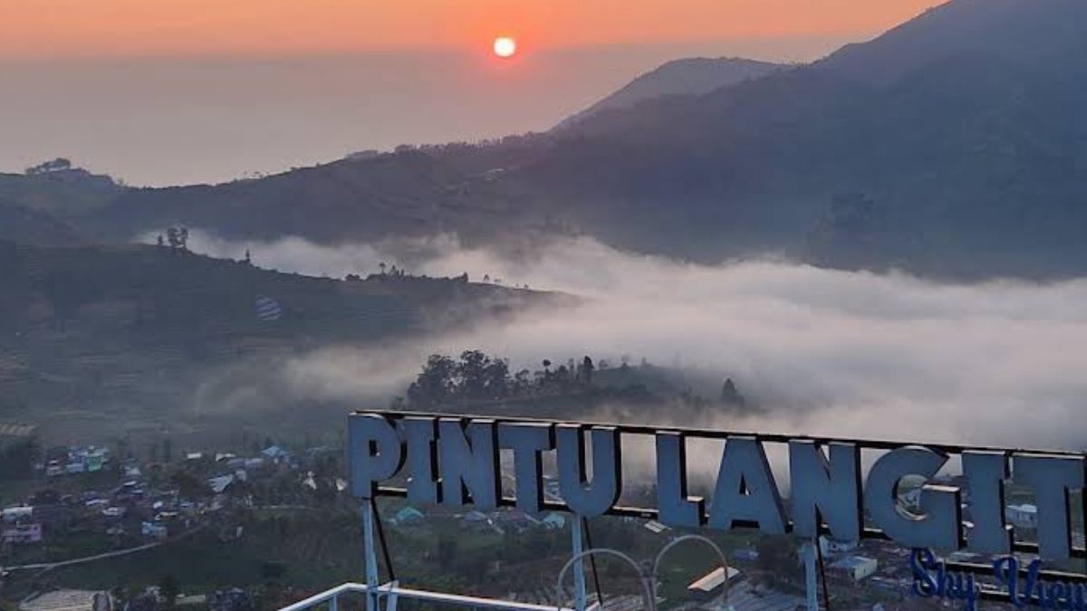 Pintu Langit Sky View, Destinasi Melihat Sunrise dengan Kekinian di Dieng 