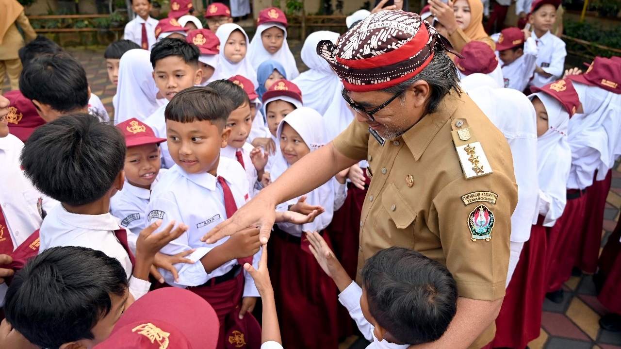 Hari Pertama Sekolah, Bupati Temanggung Hadir Mendadak dan Bikin Siswa SD Negeri 2 Tersenyum