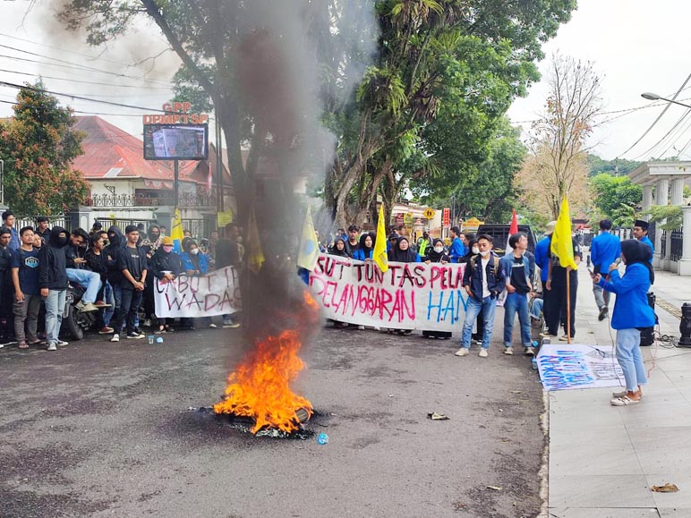 Tolak Harga BBM Naik, Mahasiswa di Wonosobo Giring Pimpinan DPRD Kirim Surat Penolakan ke Jakarta