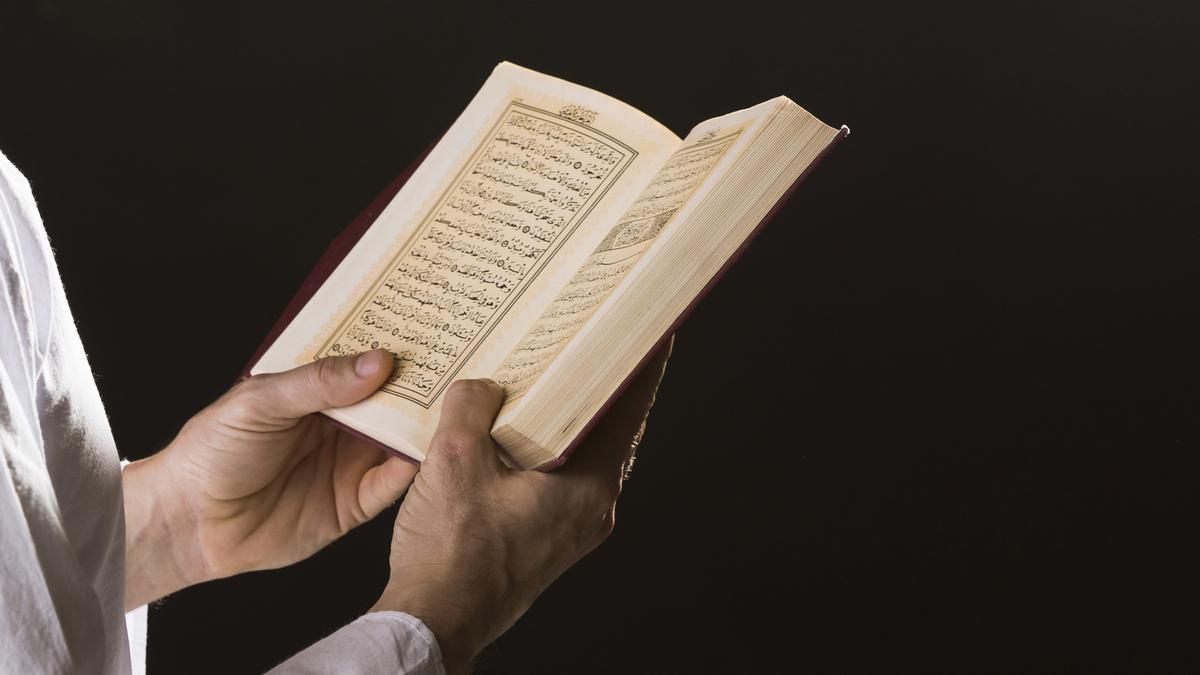 Memuliakan Hari Jumat dengan Memperbanyak Membaca Al Qur’an, Berdzikir dan Bershalawat