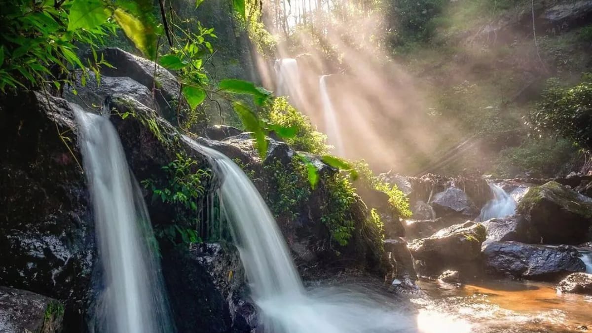 Segarnya Air Terjun Grenjengan Kembar Pakis Magelang yang Memiliki Dua Aliran Air Terjun