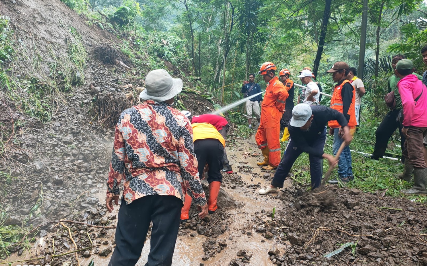 Longsor Tutup Total Jalan Tlogowungu Gemawang Temanggung, Lima Kendaraan Terjebak