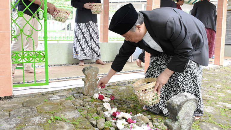 Ziarah Makam Kiai Asmorosufi, Keturunan Brawijaya V yang Membumikan Islam di Kaki Sindoro Sumbing 