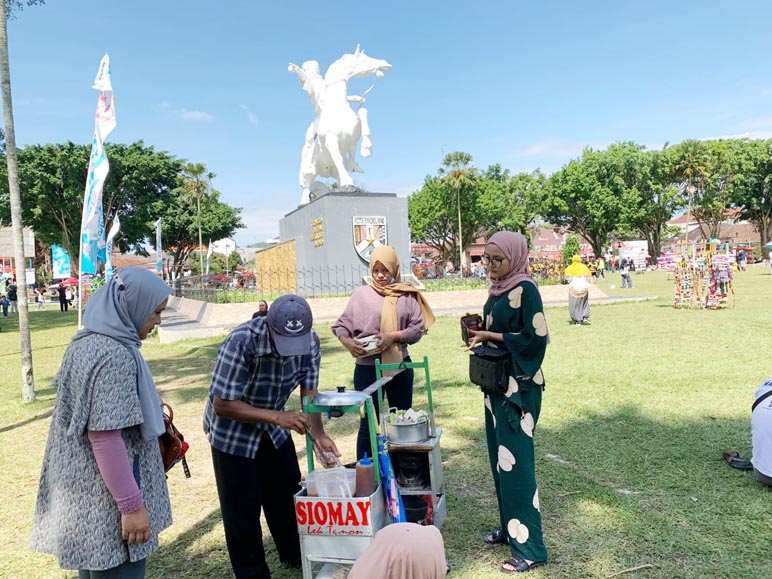 Pedagang Jajanan di Kota Magelang Keluhkan Kenaikan Harga Telur