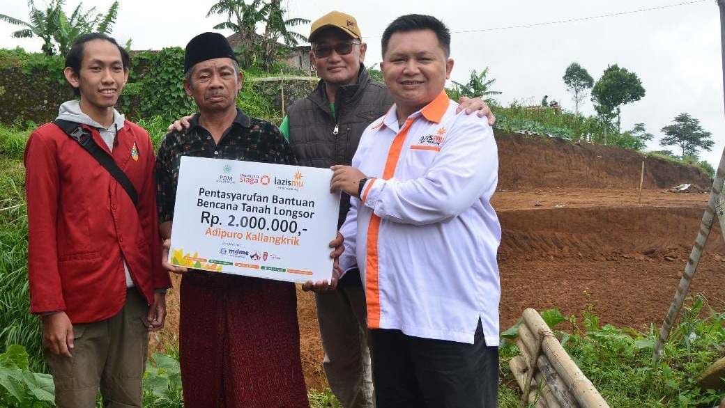 Lazismu Kota Magelang Salurkan Bantuan untuk Korban Longsor Kaliangkrik 