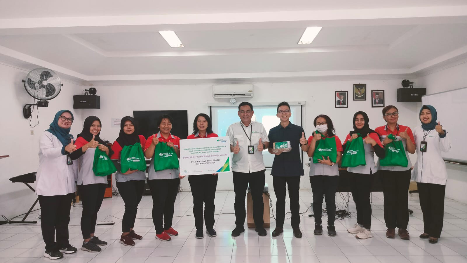 BP Jamsostek Magelang Berikan Multivitamin Kepada Ratusan Pekerja Perempuan PT Sinar Joyoboyo Plastik