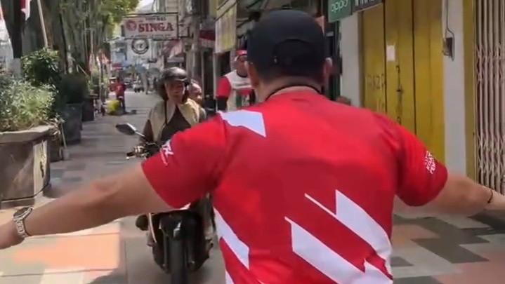 Walikota Magelang Hentikan Pelanggar Lalu Lintas di Pecinan, 'Trotoar Bukan Untuk Motor!'