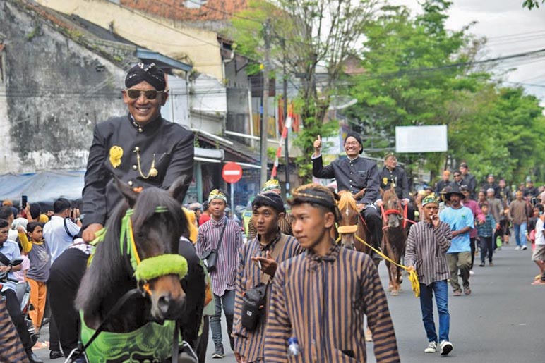 Puncaki Hari Jadi Purworejo, Kirab Bregada Sedot Perhatian Masyarakat