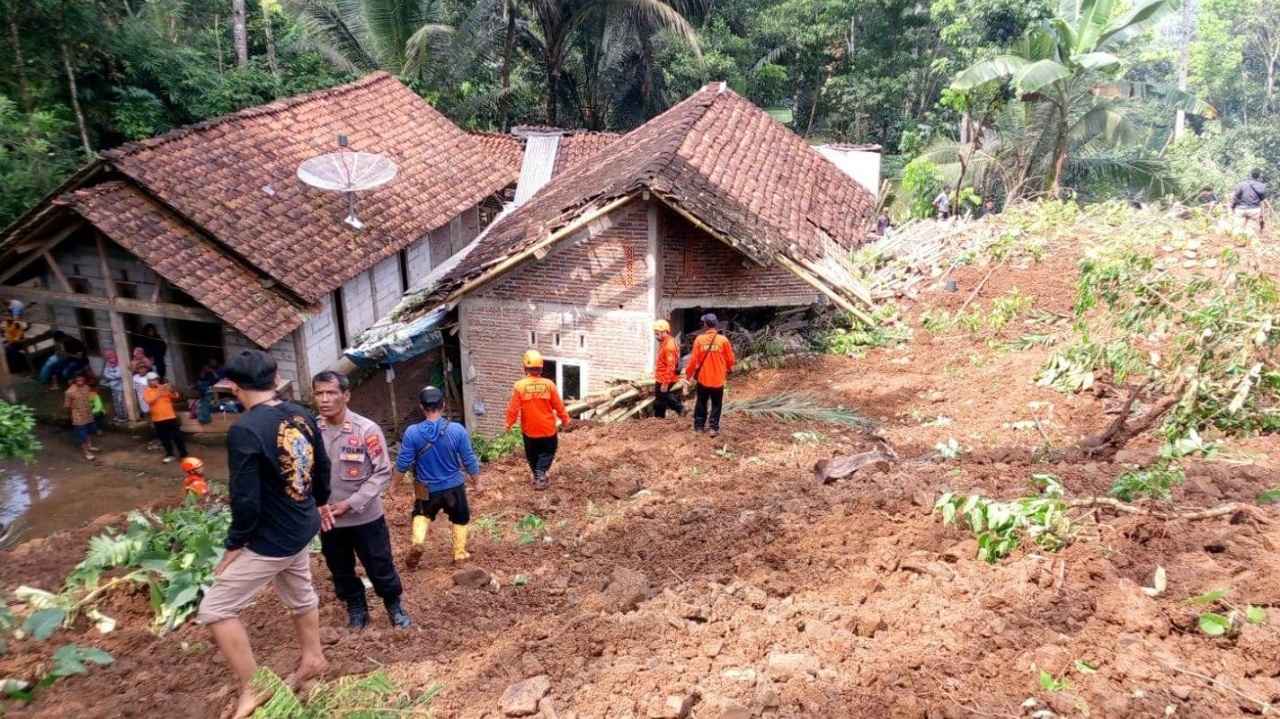 2 Rumah Tertimbun Tanah Longsor di Bruno Purworejo, Jalan Penghubung Dusun Desa Pakisarum Putus