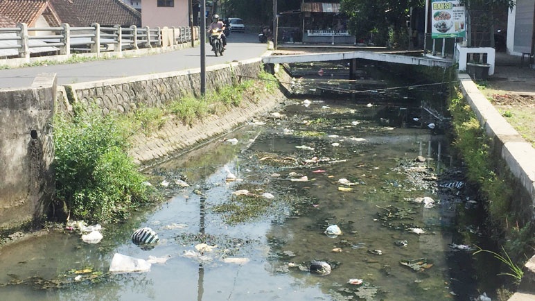 Banyak Sampah di Aliran Sungai Kelurahan Magelang, Air Jadi Hitam Kehijauan