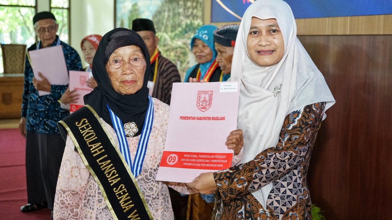 Ratusan Lansia di Kabupaten Magelang Diwisuda Usai Selesaikan Program Pendidikan