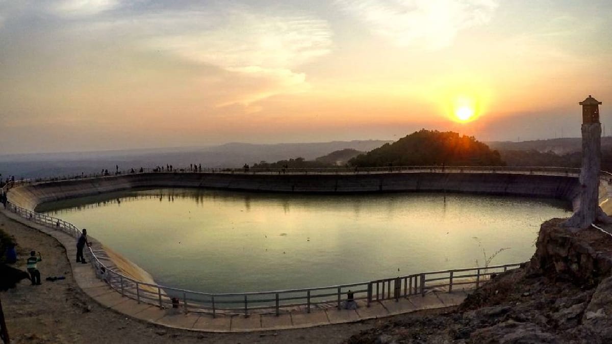 Menakjubkan! Embung Nglanggeran di Yogyakarta Hadirkan Spot View Sunset Yang Memukau, Cukup Bayar 10 Ribu Saja