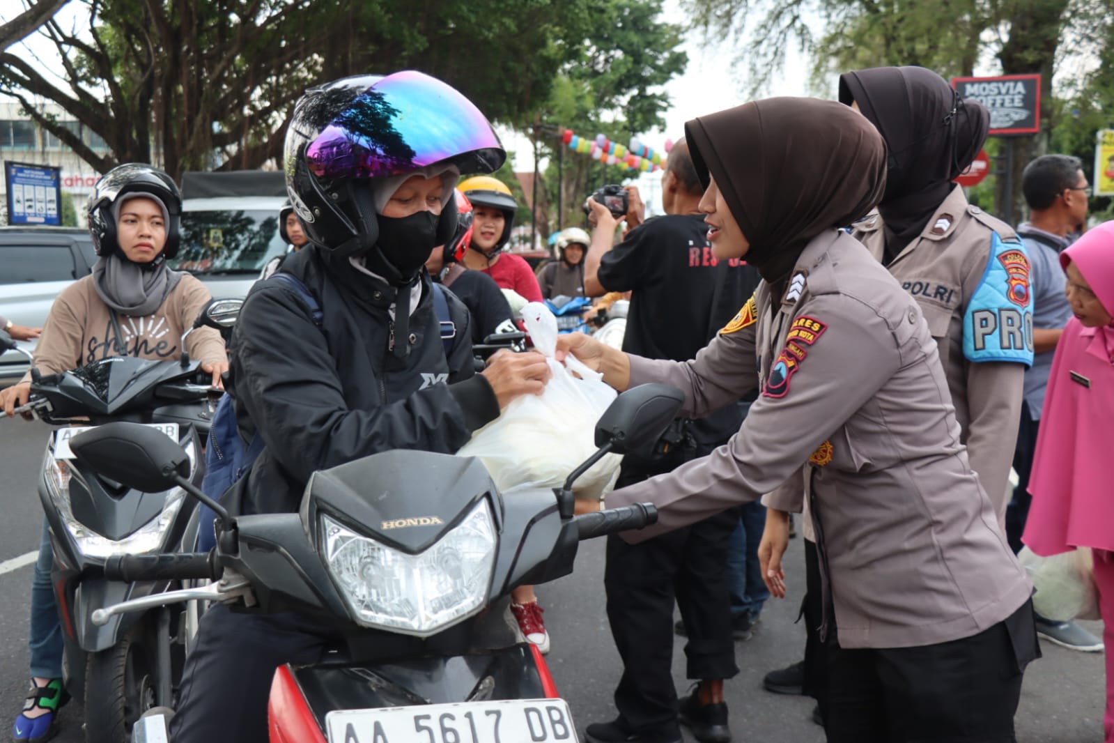 Hari Kesatuan Gerak Bhayangkari Ke-72: Bhayangkari Cabang Magelang Kota Bagikan 1 Ton Sayuran Secara Gratis