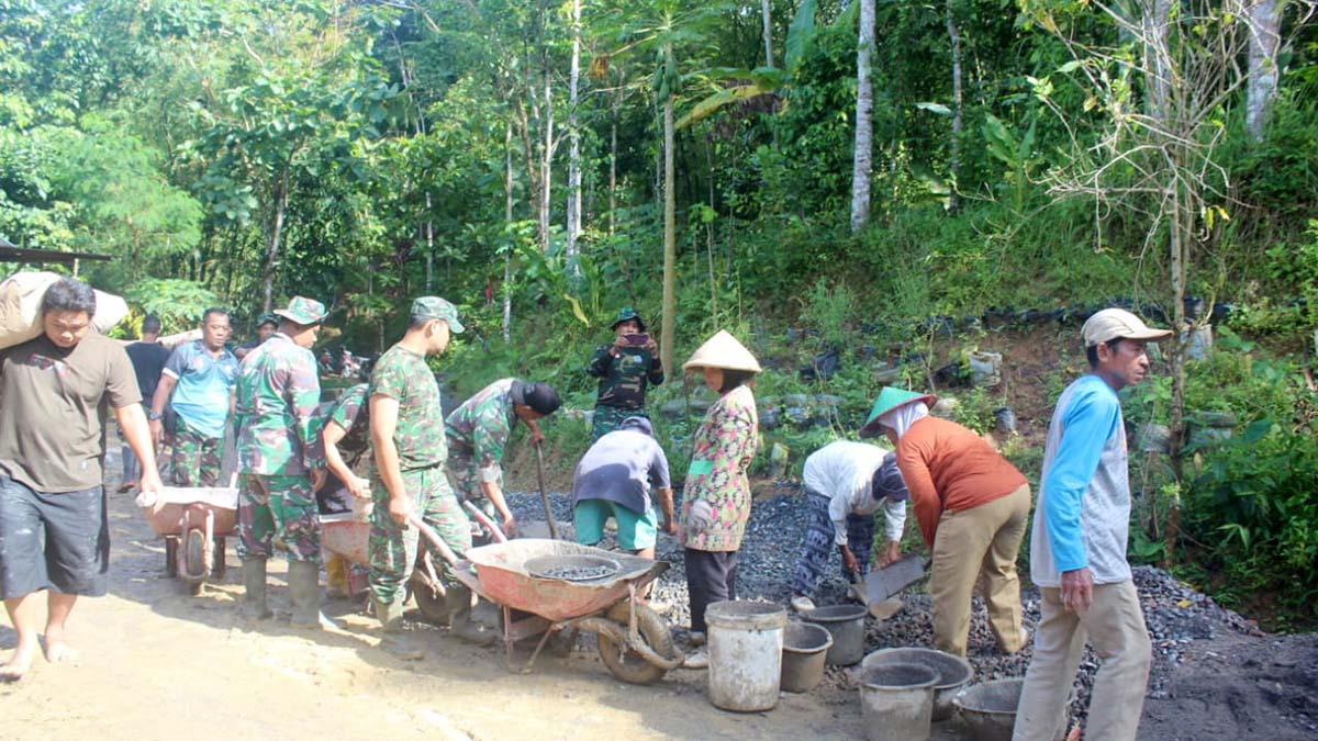 Satgas TMMD Ke-127 Percepat Pembangunan Rabat Beton di Desa Somagede