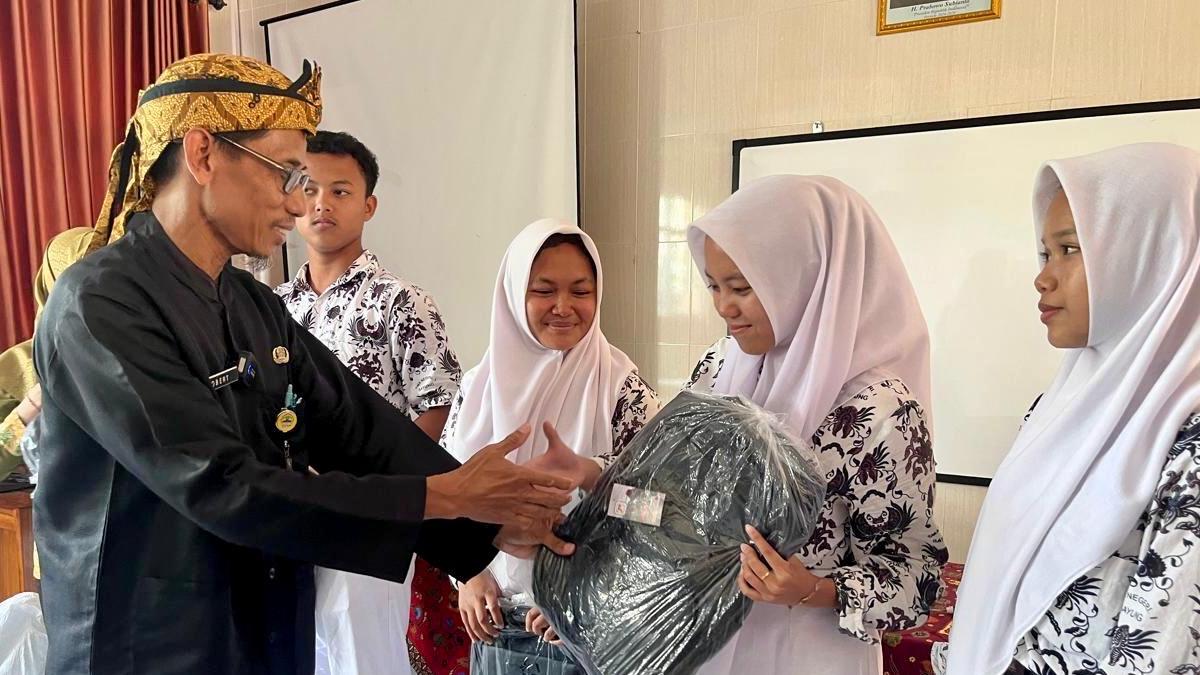 Tawa Sumringah Siswa di Demak Usai Terima Bantuan Tas dan Alat Tulis dari Disdikbud Jateng