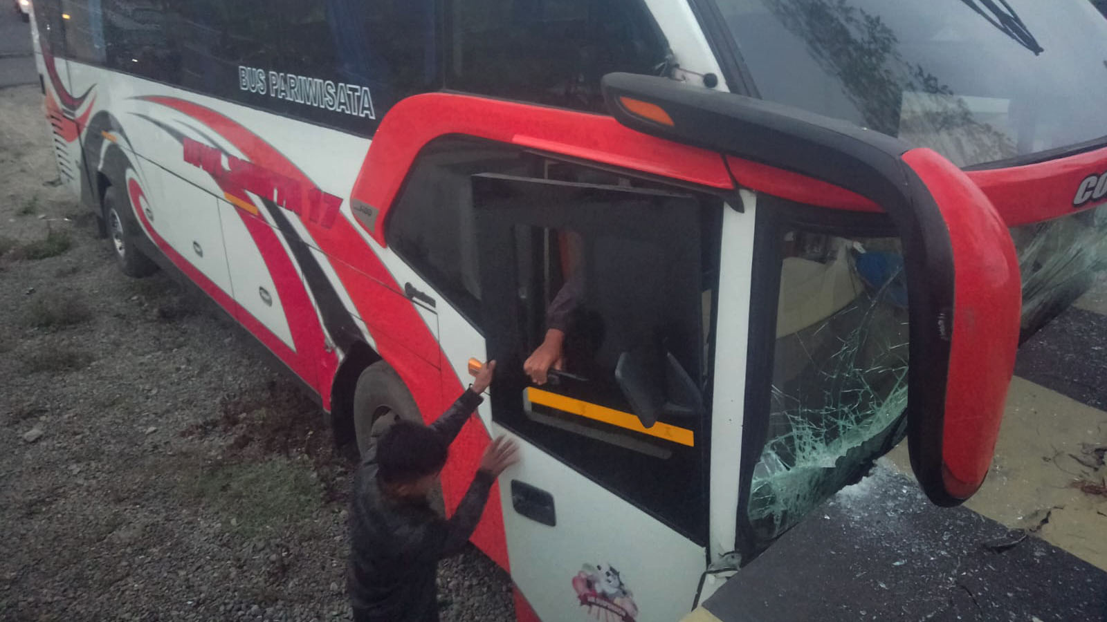 Bus Rombongan Banjarnegara Mengalami Kecelakaan Tunggal di Jalur Rawan Kertek Wonosobo