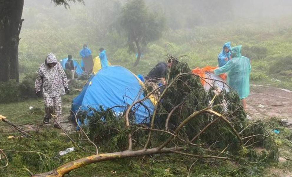 Diterjang Badai, Sejumlah Pendaki Gunung Prau Diungsikan ke Shelter Emergency