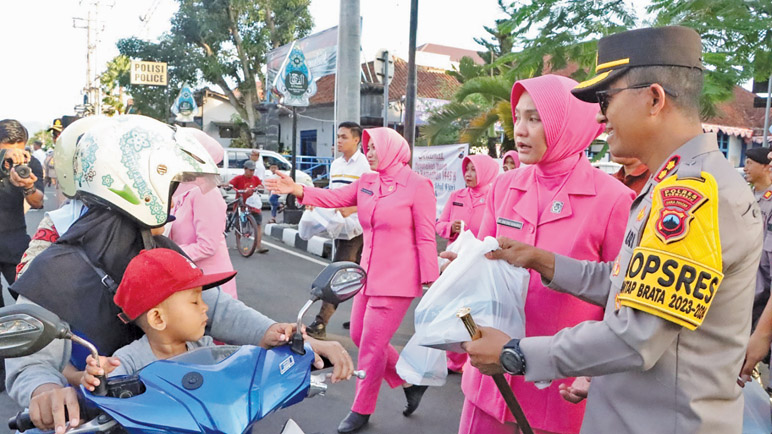 Polres Purworejo Gelar Aksi Bagi-bagi Takjil, Sekaligus Kampanyekan Tertib Lalu Lintas