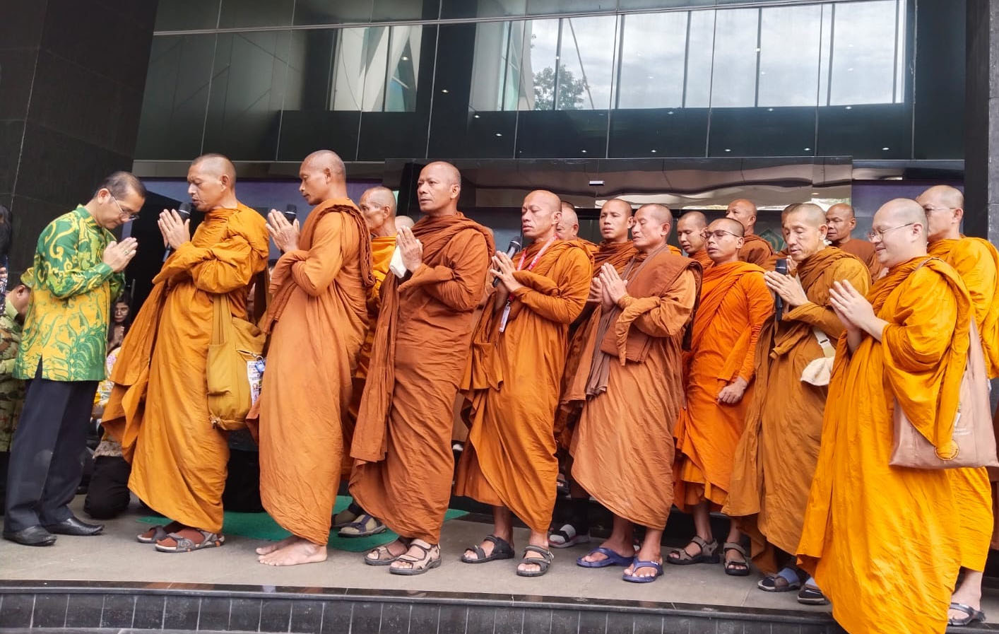 Jalan Kaki Thailand-Borobudur, 32 Biksu Berbagai Negara Ini Akan Tiba di Magelang Juni Nanti