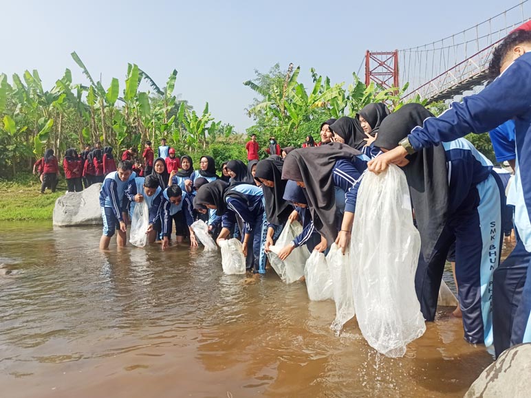 Jaga Ekosistem, Siswa SMK Mipha Parakan Tebar Ribuan Benih Ikan di Sungai Galeh Temanggung