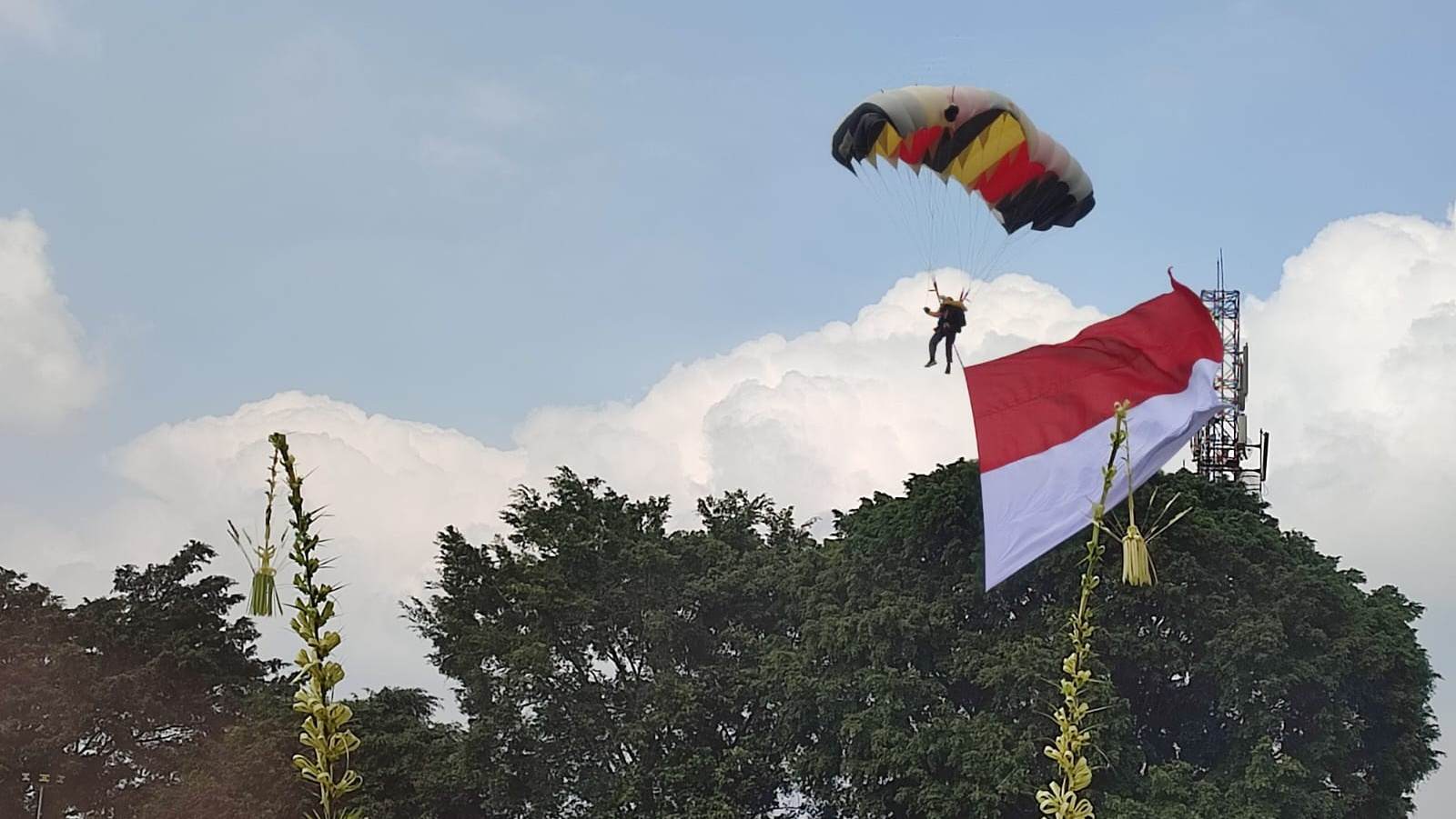 Puncak Hari Jadi ke-200 Wonosobo, Ada Aksi Memukau Tiga Penerjun Payung di Alun-alun