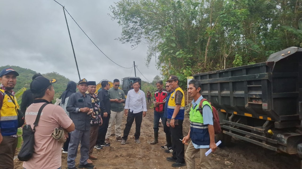 Tinjau Proyek Jalan Kalirejo–Hargorojo, Komisi II DPRD Purworejo Imbau Pelaksana Waspadai Cuaca