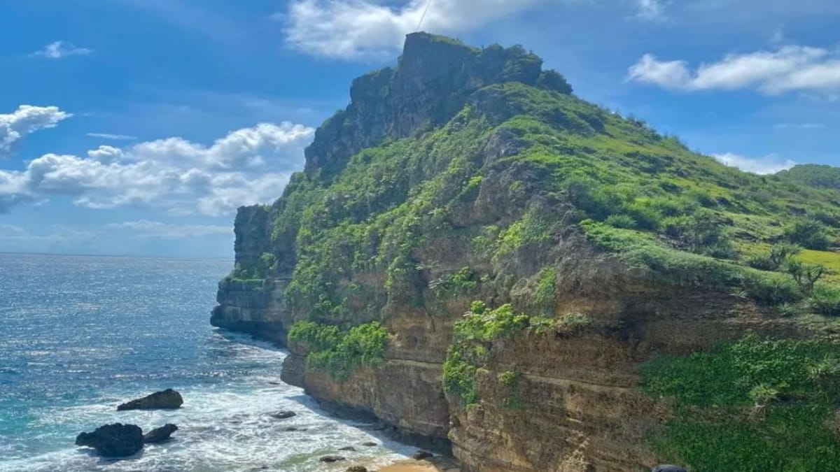 Hidden Gem di Balik Tebing 40 Meter! Pantai Karang Payung Wonogiri, Wisata Alam Gratis yang Eksotik