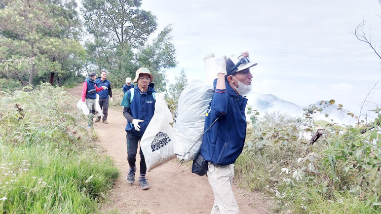 409 Kg Sampah Diangkut dari Gunung Prau, Ada Kotoran Manusia