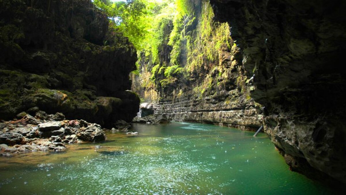 Wisata Alam Green Canyon Sebuah Tebing Bebatuan Alami Terletak di Tepian Sungai yang Tampak Indah