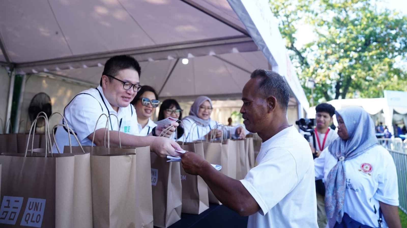 15.500 Potong Pakaian Baru Dibagikan Cuma-cuma di Borobudur, Sebagai Solidaritas Global Momen HKSN 2025