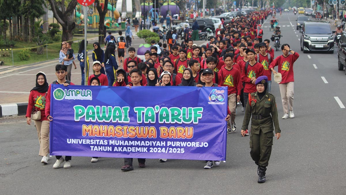 Pawai Taaruf Ajak Seribuan Mahasiswa Baru Kenali Purworejo