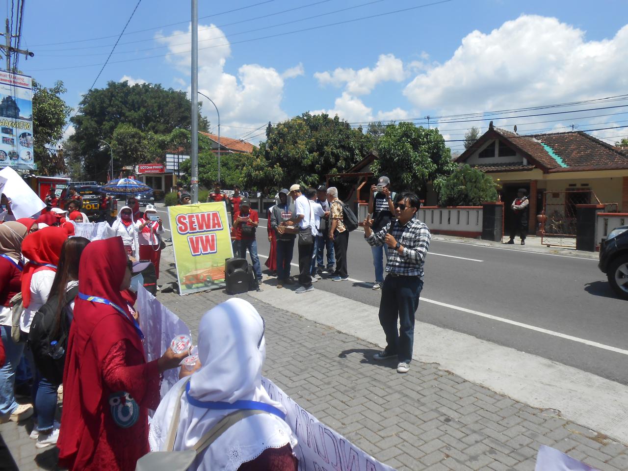 PT TWC Seakan Lepas Tangan, Kuasa Hukum PKL Borobudur Akan Tempuh Berbagai Cara hingga Gugatan