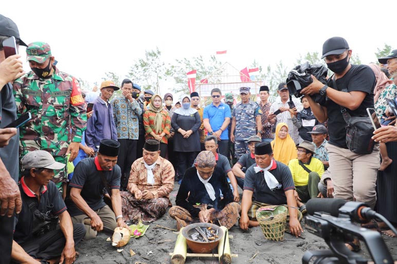 Nelayan Kertojayan Gelar Ritual Sedekah Laut, Wujud Syukur di Bulan Suro