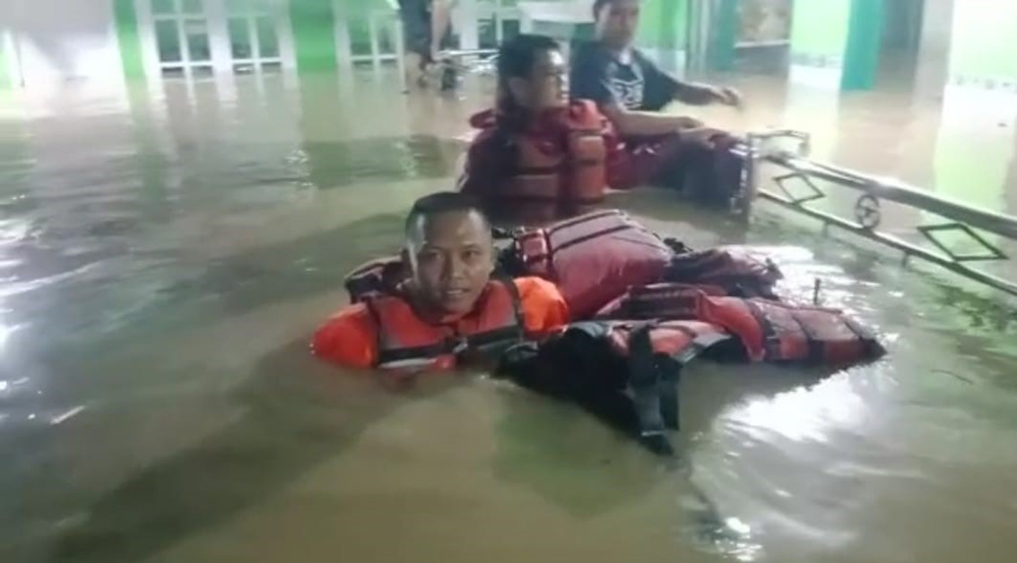 Banjir di Tegal Lumpuhkan Jalur Utama Tegal-Purwokerto, Rendam 230 Rumah Warga