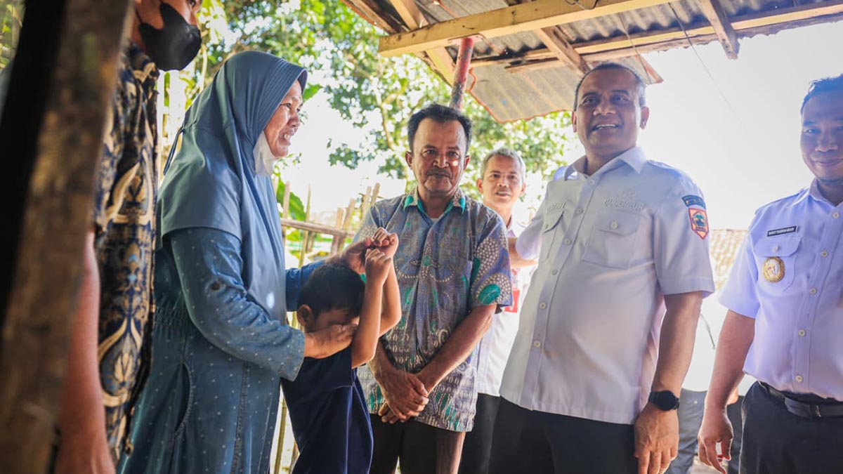 Tangis Haru Sukri Sambut Bantuan RTLH Ahmad Luthfi di Pelosok Sragen