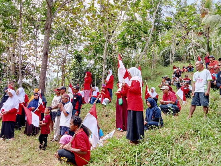 Bendera Setengah Tiang Dikibarkan Warga Wadas Kontra Quarry