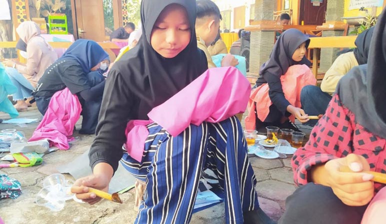 Lestarikan Batik, SMPN 4 Purworejo Ajak Siswa Datangi Perajin