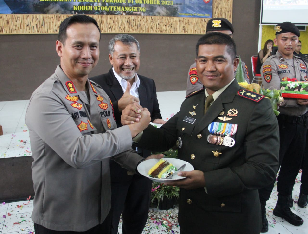 HUT TNI 2023, Kapolres Temanggung Beri Surprise Kue Ulang Tahun