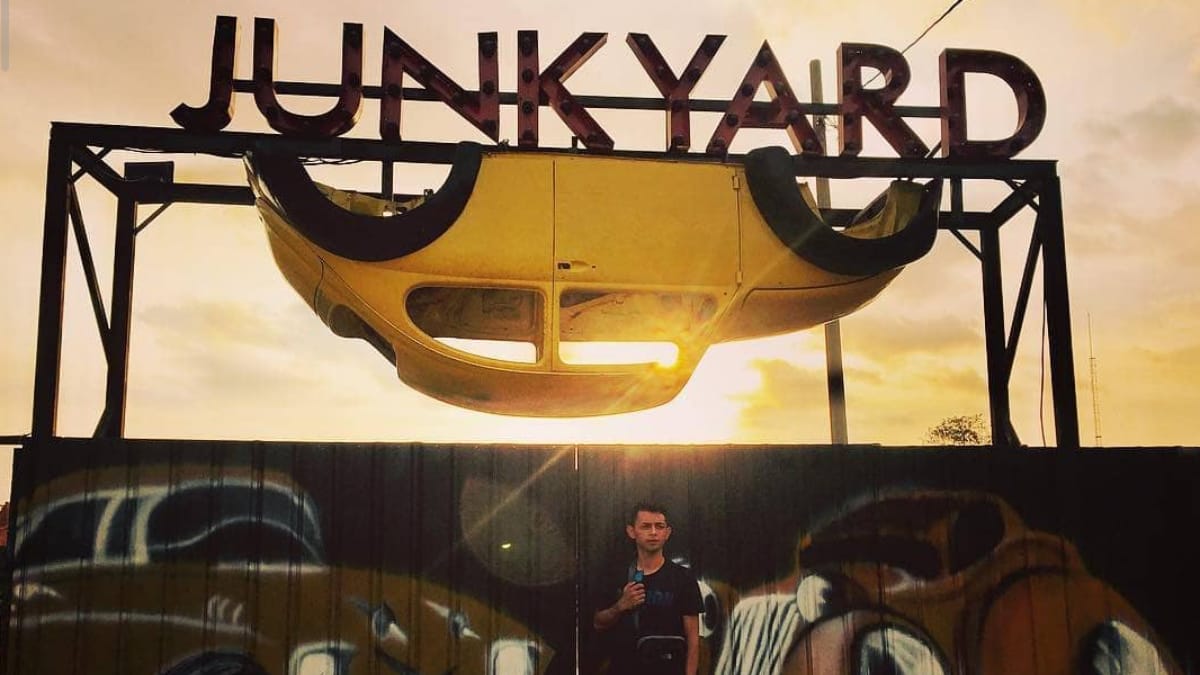 Serunya Junkyard Autopark & Cafe, Objek Wisata yang Recommended Dikunjungi Saat Liburan Tiba!