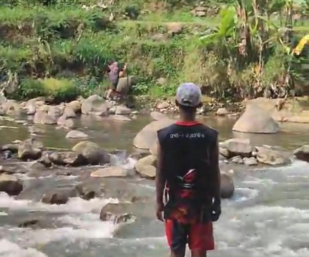 VIRAL! Dipergoki Pemancing, Oknum Strum Ikan di Sungai Serayu Wonosobo Lari Terbirit-birit