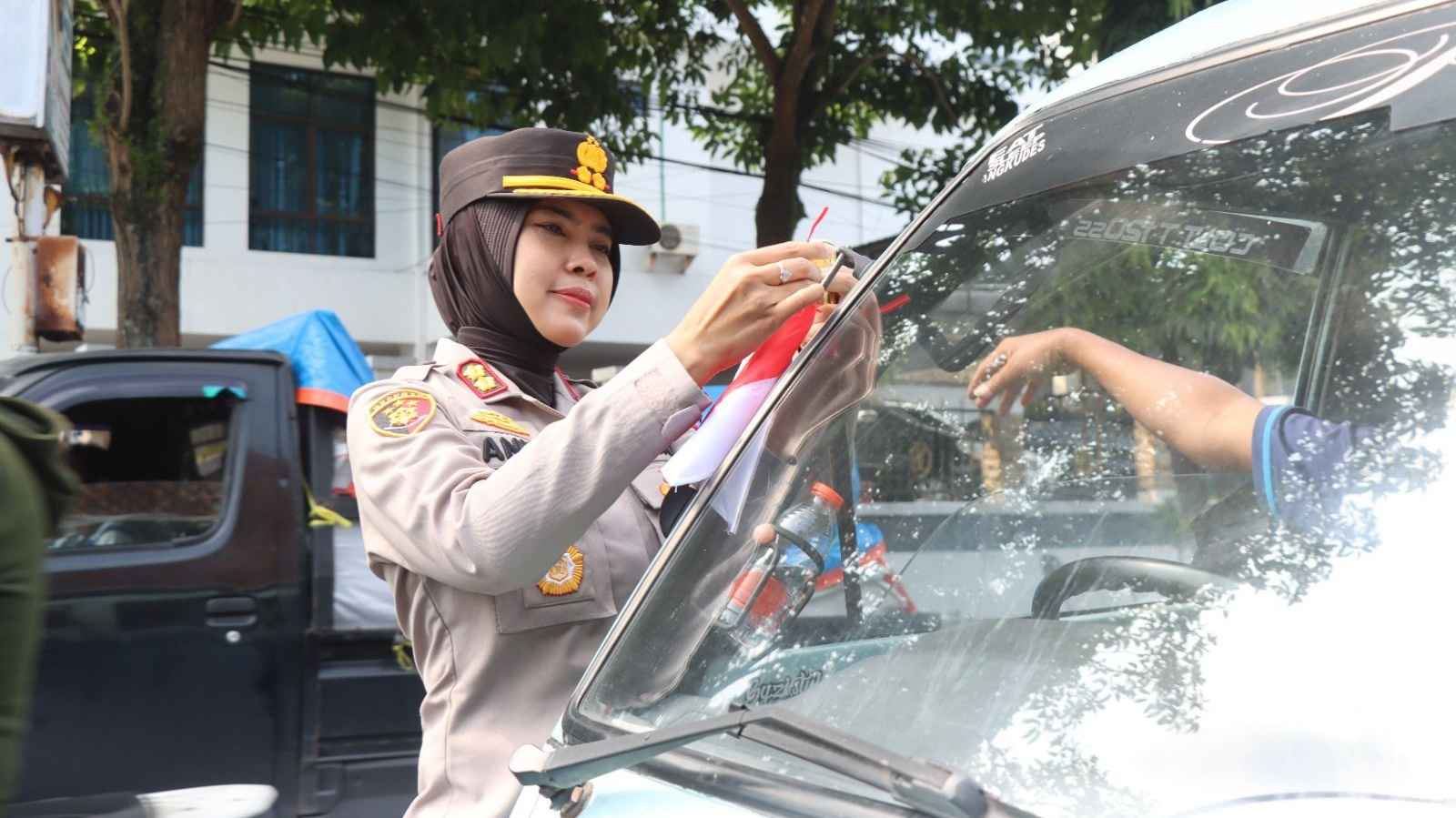 Kapolres Magelang Kota Bagikan Bendera ke Pengendara