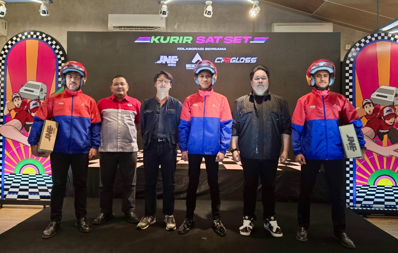 Inovasi Baru, JNE Luncurkan Jaket dan Helm Kolaborasi dengan EIGER Tropical Adventure dan Cargloss Helmets