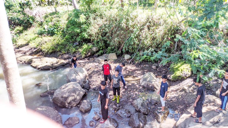 Mengawali Muharram, Ratusan Santri Ponpes di Temanggung Turun ke Sungai Bersihkan Sampah