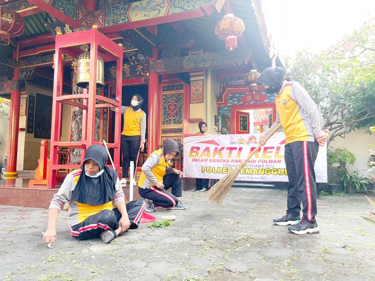 Polwan di Temanggung Bhakti Masyarakat Bersih-bersih Rumah Ibadah Berbagai Agama