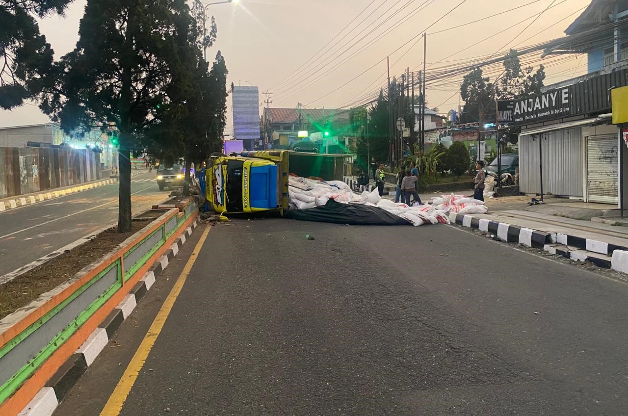 Ngantuk di Balik Kemudi, Truk Pakan Ayam Terguling di Wonosobo
