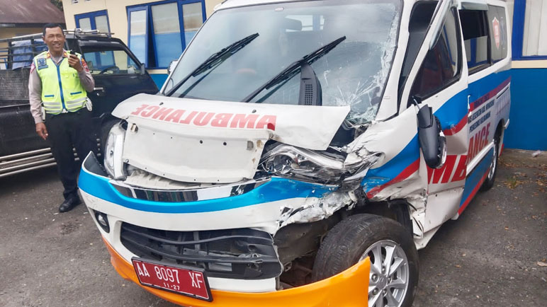 Terlibat Laka Beruntun, Ambulans Pengangkut Bumil di Wonosobo Remuk